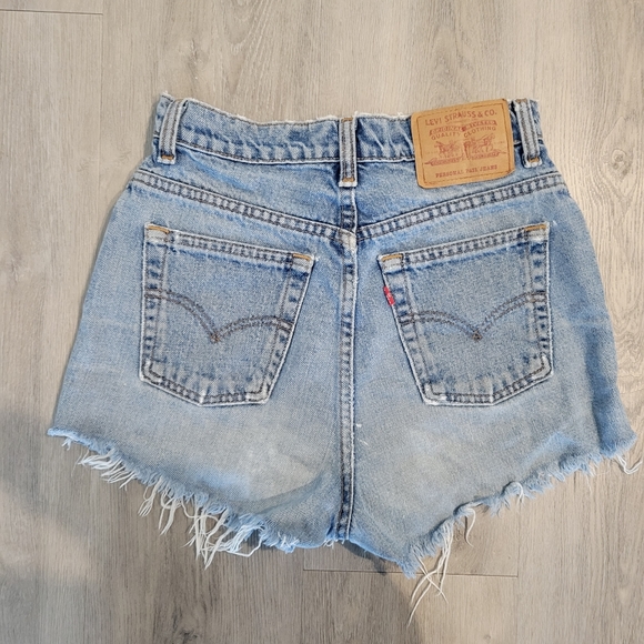 Vintage Levi cut off jean shorts - Picture 2 of 5